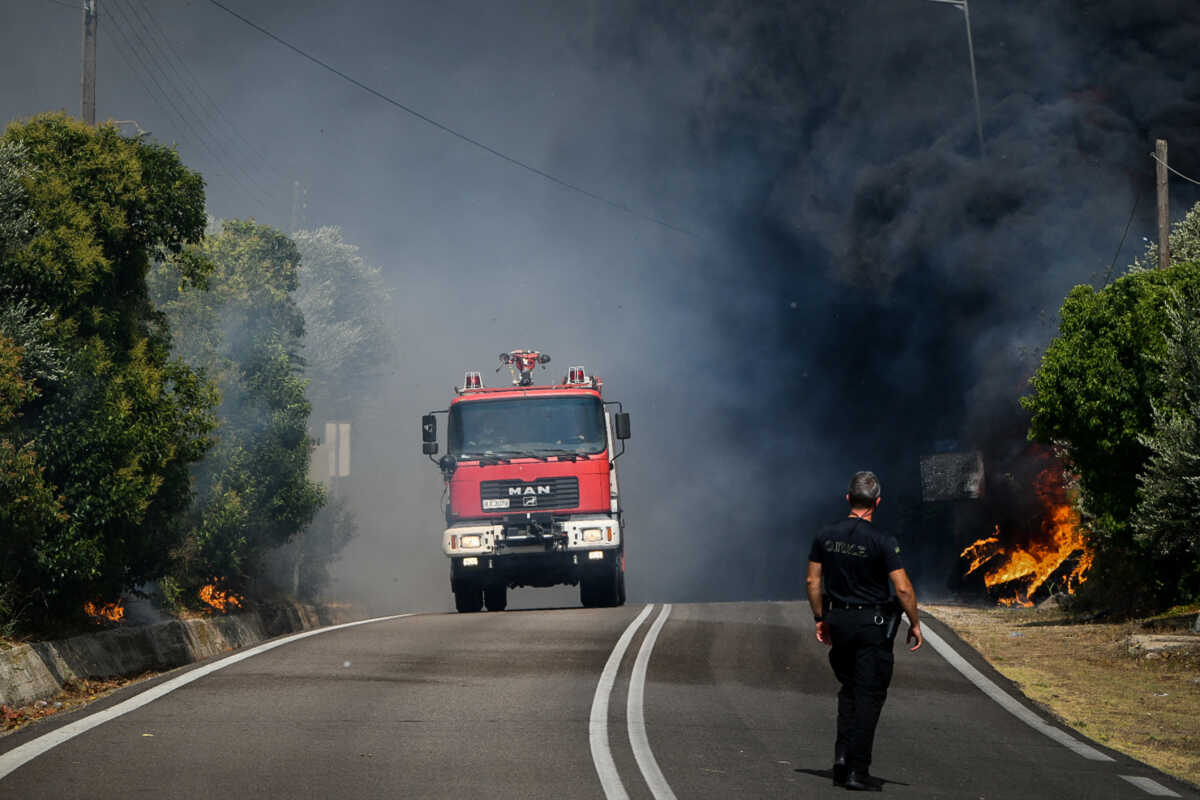 Φωτιά στη Λευκίμμη Κέρκυρας – Οι ισχυροί άνεμοι «ταΐζουν» τις φλόγες