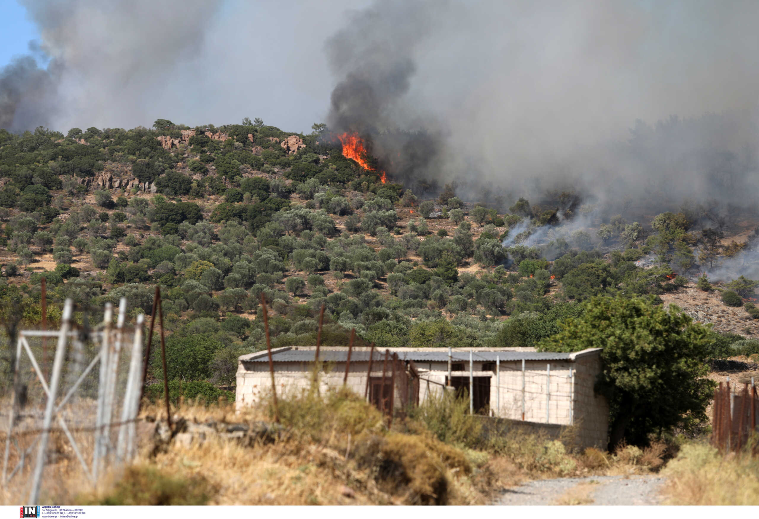 Φωτιά στο Ξυλόκαστρο κοντά σε μοναστήρι – Μεγάλη κινητοποίηση της πυροσβεστικής