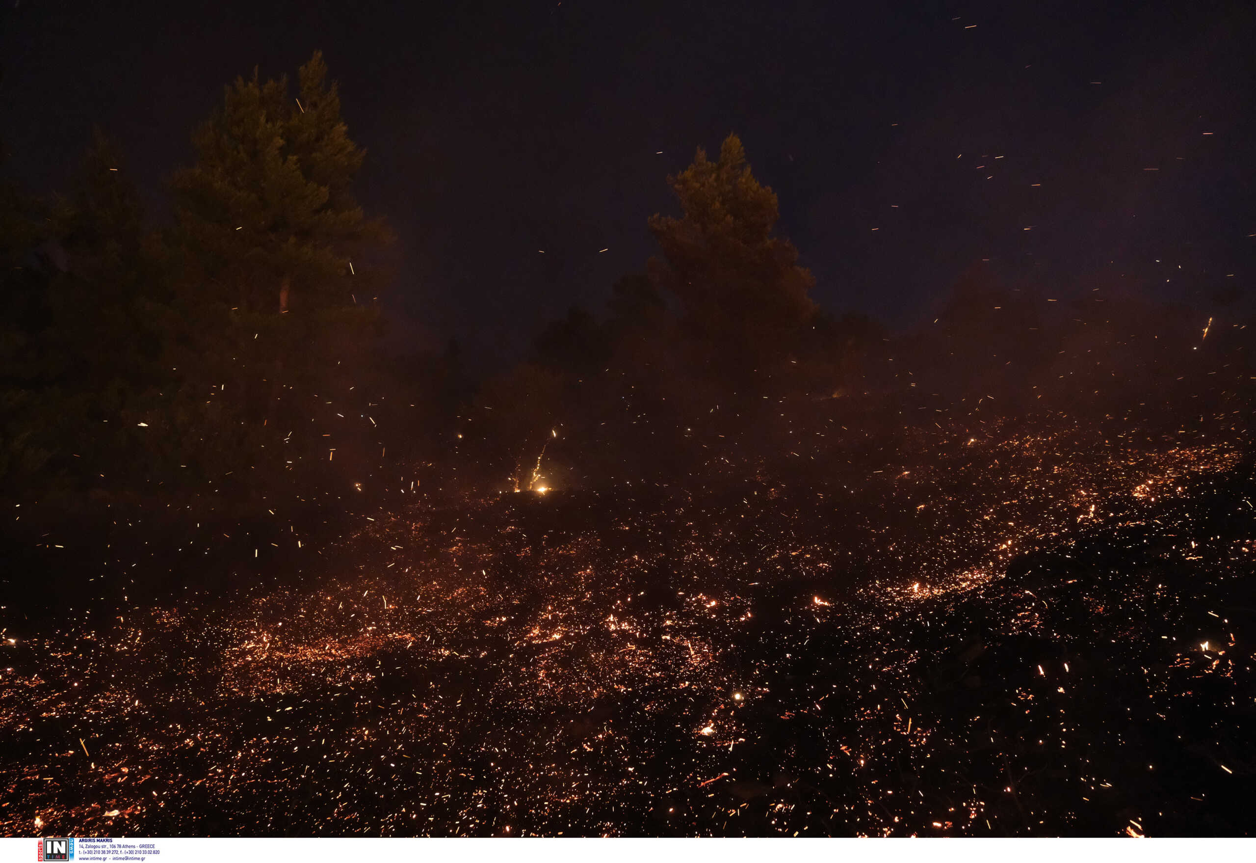 Σε επιφυλακή ισχυρές δυνάμεις της Πυροσβεστικής σε Πεντέλη, Μέγαρα και Σαλαμίνα όλη τη νύχτα