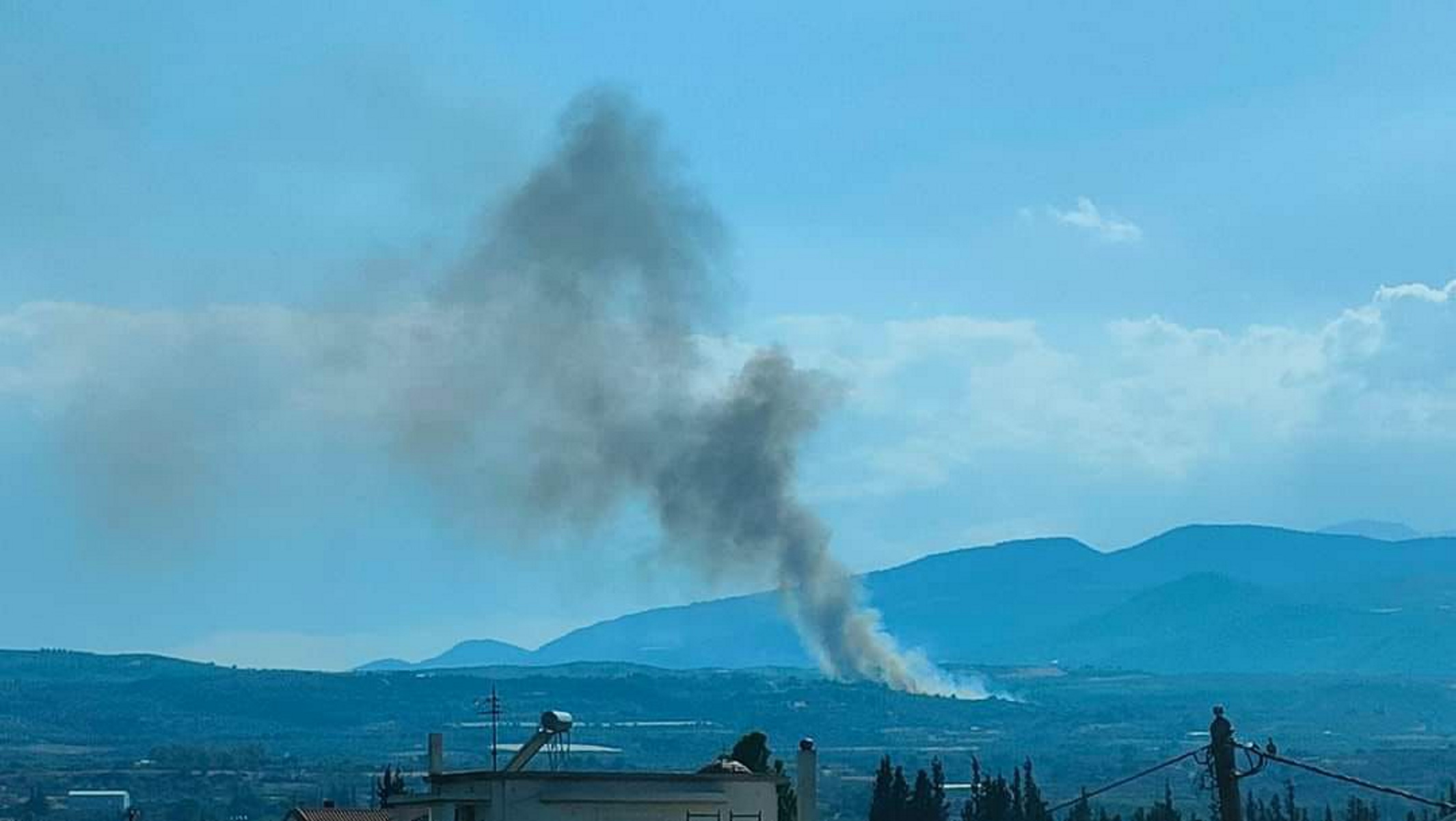 Μαίνεται η φωτιά στο Βέλο Κορινθίας – Ενισχύονται οι δυνάμεις της πυροσβεστικής