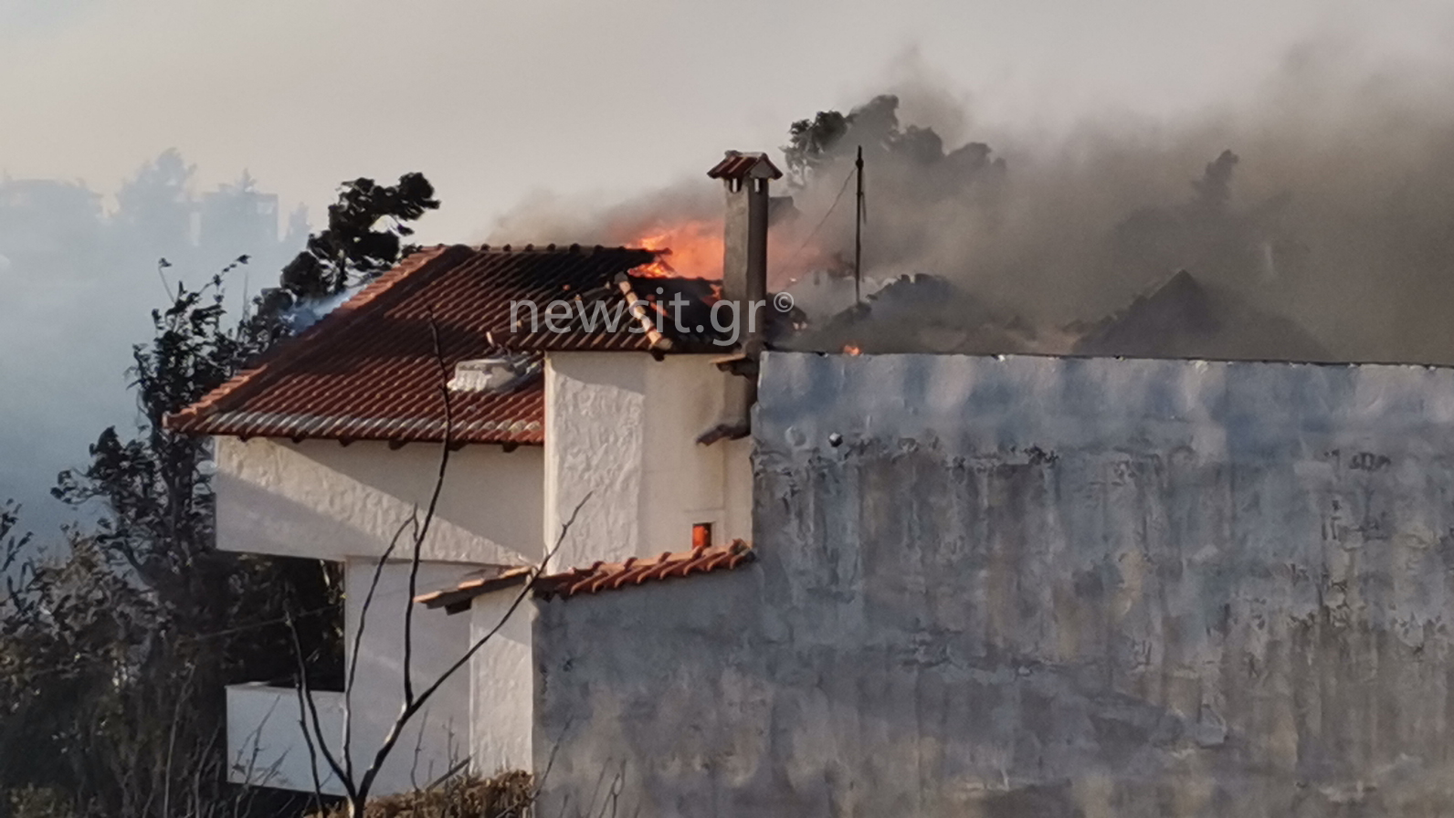 Φωτιά στην Πεντέλη: Νεκρός άνδρας στην Ανθούσα – Αυτοκτόνησε όταν είδε το σπίτι του να καίγεται