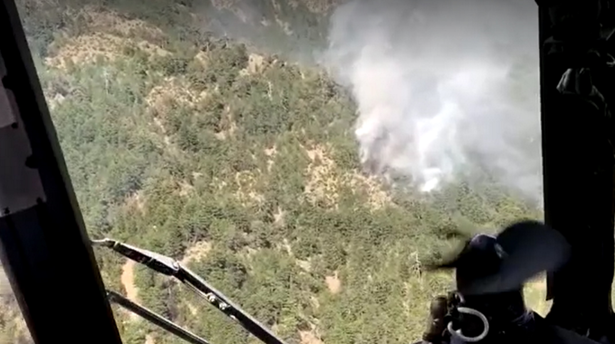 Μάχη με τις φωτιές σε Κορινθία και Ηλεία – Βίντεο από εναέρια επιχείρηση