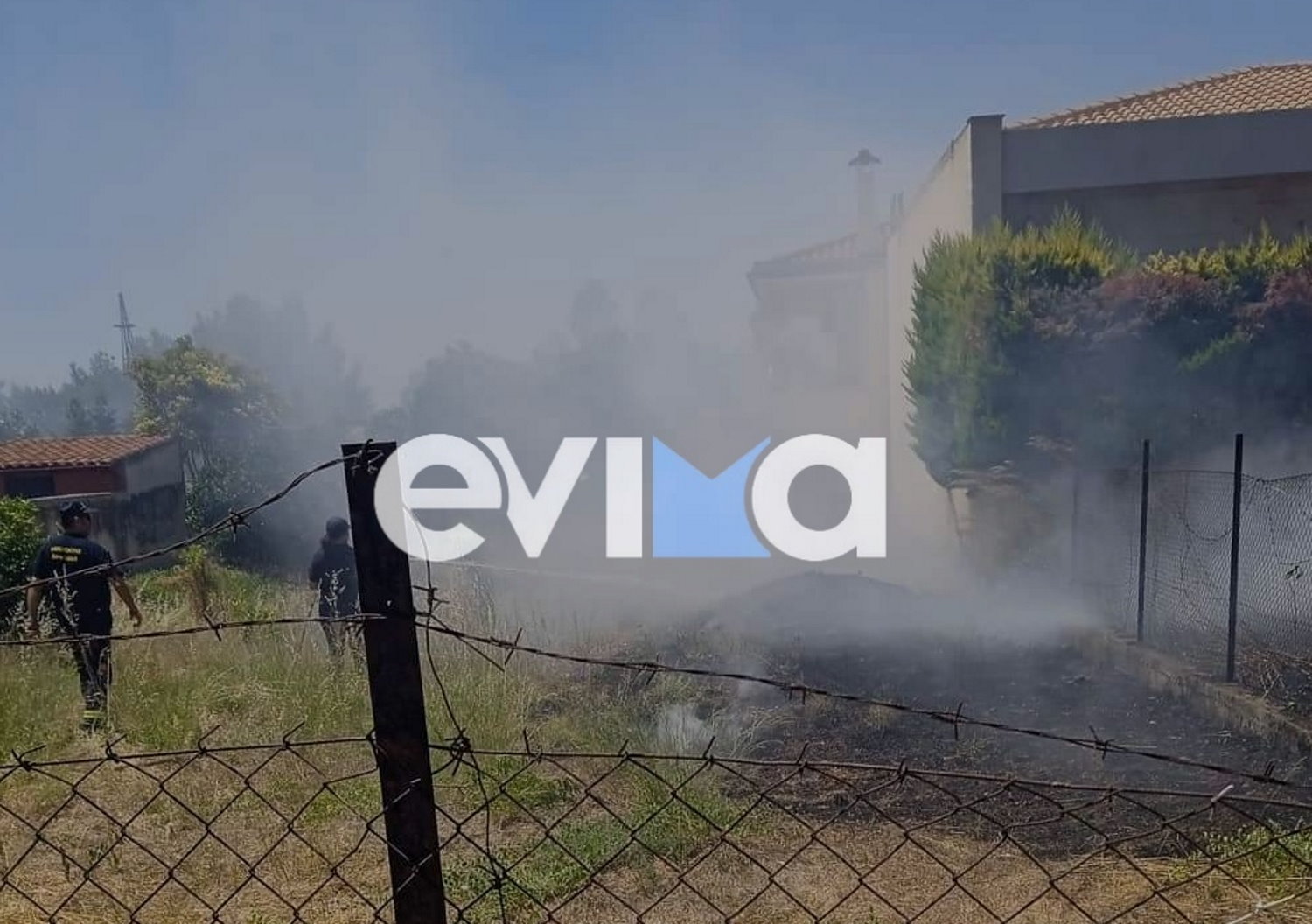 Φωτιά στην Ερέτρια κοντά σε σπίτια – Φέρεται να προκλήθηκε από τσιγάρο