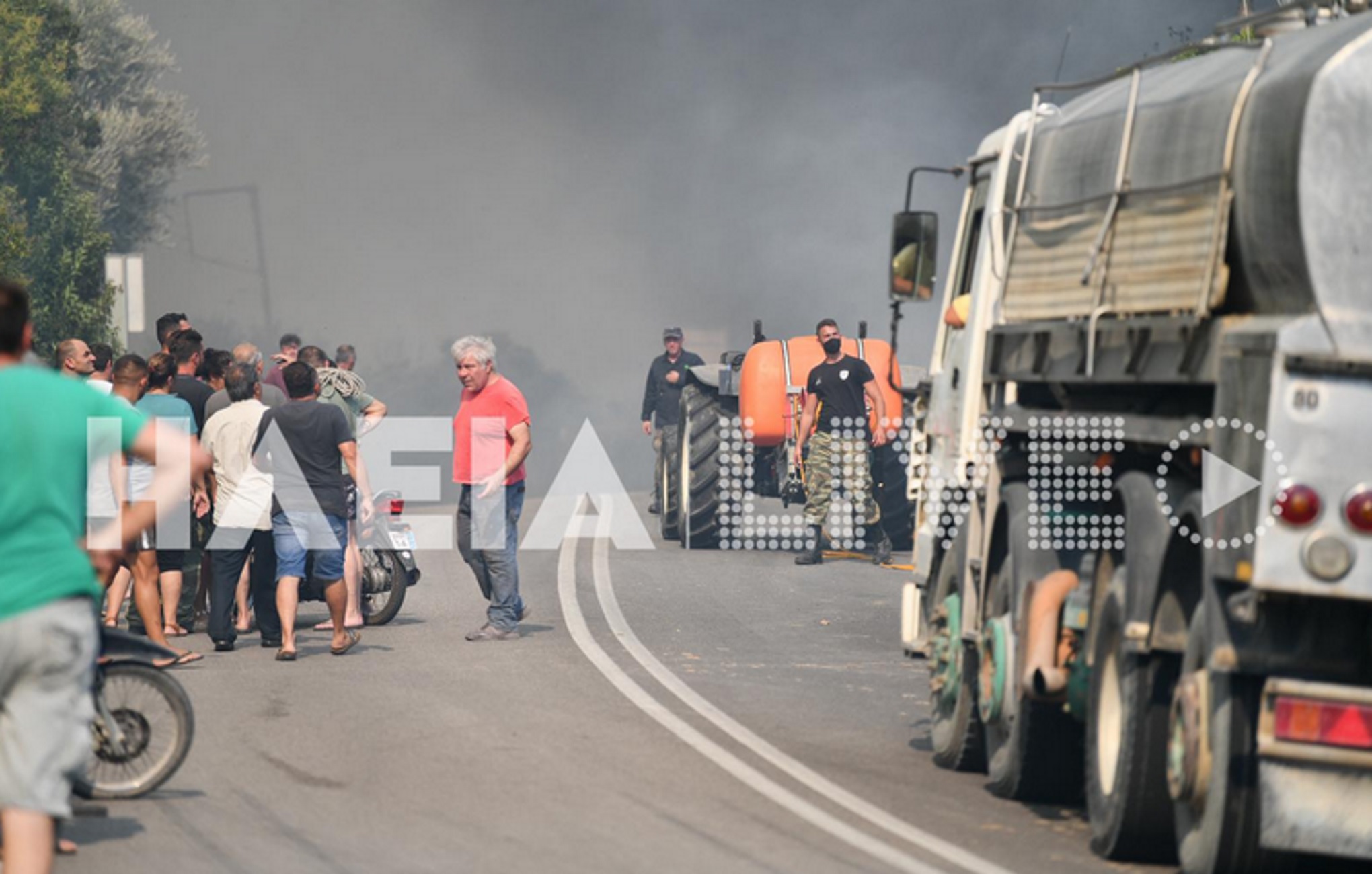 Φωτιά στα Κρέστενα Ηλείας: «Έχουμε περικυκλωθεί όπως το 2007» – Σπίτια καίγονται – Οι κάτοικοι σε πανικό