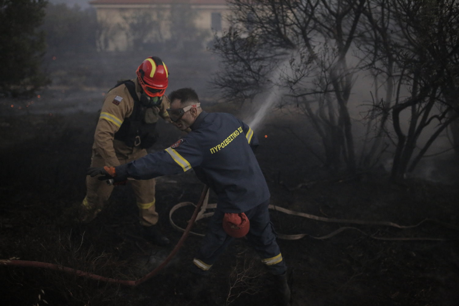 ΣΥΡΙΖΑ: Επίθεση για τις φωτιές με «όπλα» τις ελλείψεις στην Πυροσβεστική και τις προσλήψεις ιερέων