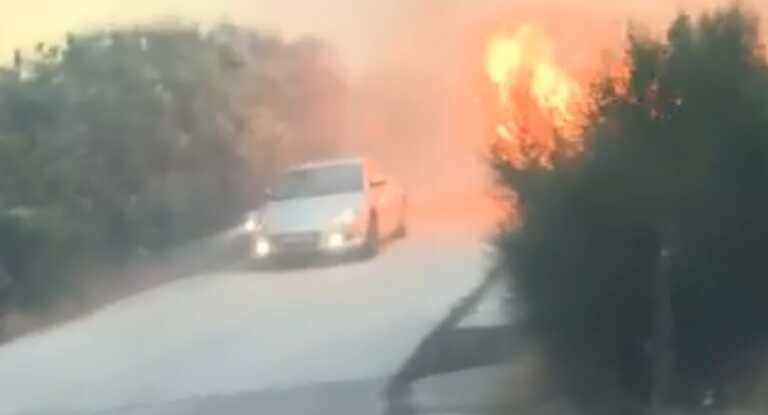 Η στιγμή που αυτοκίνητο περνάει μέσα από τη φωτιά που καίει την Πεντέλη