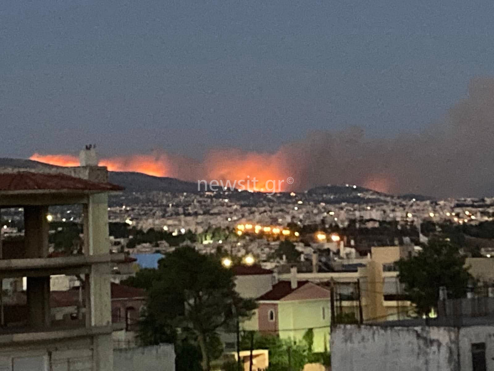 Φωτιά στην Πεντέλη: Απίστευτα μεγάλη η έκταση – Καίει το βουνό από άκρη σε άκρη