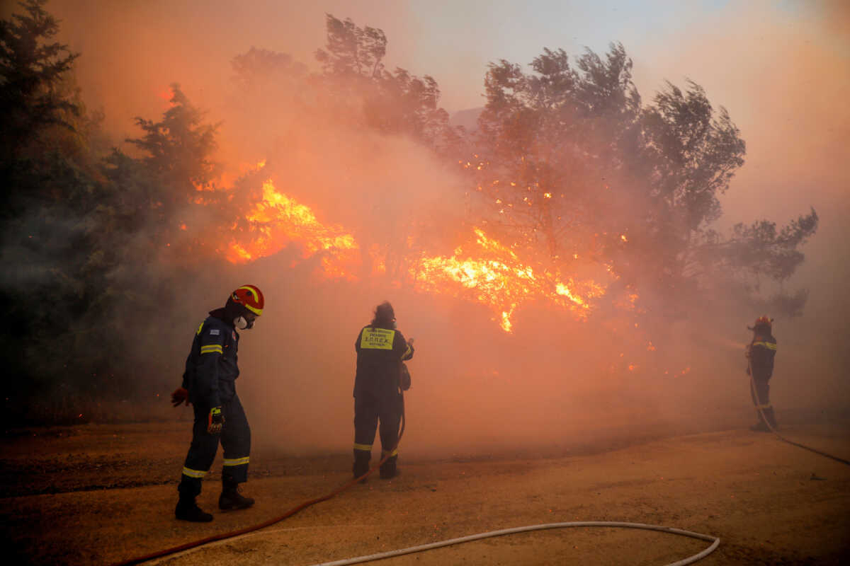 Φωτιά στην Πεντέλη: Κλειστή η Μαραθώνος – Άνοιξε η Αττική Οδός – Ποιοι κόμβοι παραμένουν κλειστοί