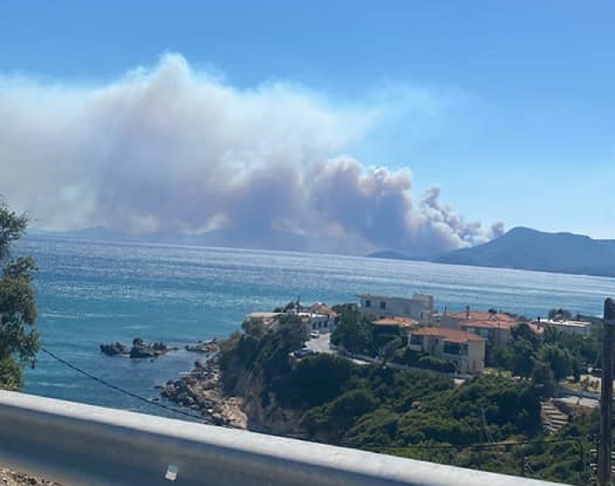 Φωτιά στη Σάμο: Καίει σε δύσβατο σημείο – Επιχειρούν επίγειες και εναέριες δυνάμεις