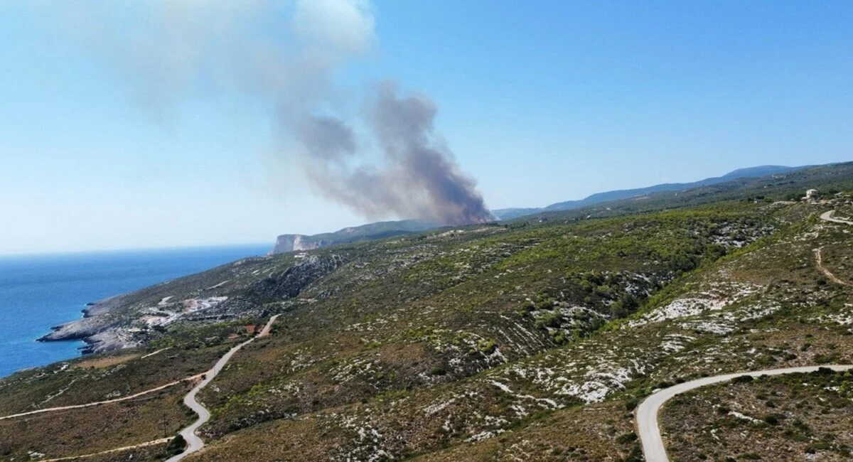 Φωτιά στη Ζάκυνθο – Επιχειρούν και εναέρια μέσα