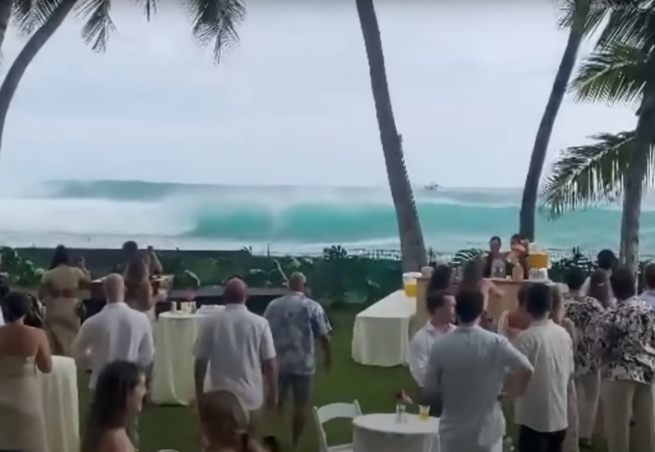 Πελώριο κύμα καταστρέφει γαμήλιο πάρτι στην Χαβάη – Έτρεχαν να σωθούν οι καλεσμένοι