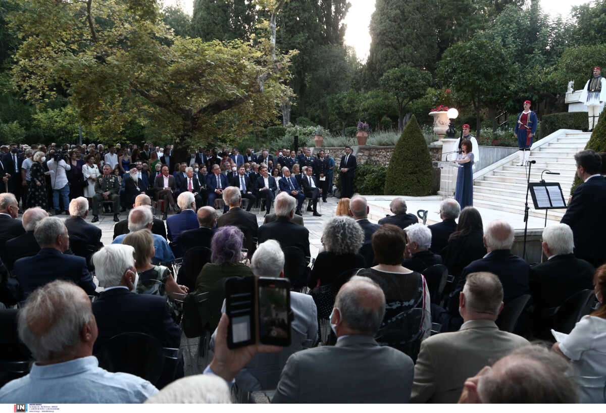 Εύη Καλογηροπούλου: «Στην αρχή γέλαγα τώρα όχι» – Τι απαντά η σκηνοθέτης που πήγε με σορτς στο Προεδρικό Μέγαρο