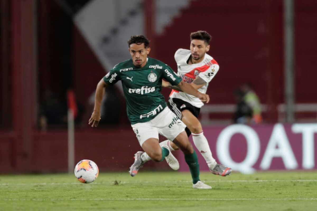 epa08921267 River's Gonzalo Montiel (R) vies for the ball against Gustavo Scarpa (L) of Palmeiras during a Copa Libertadores semifinal soccer match between the Brazilian Palmeiras and the River Plate of Argentina, at the Libertadores de America Stadium, in Avellaneda, Argentina, 05 January 2021.  EPA