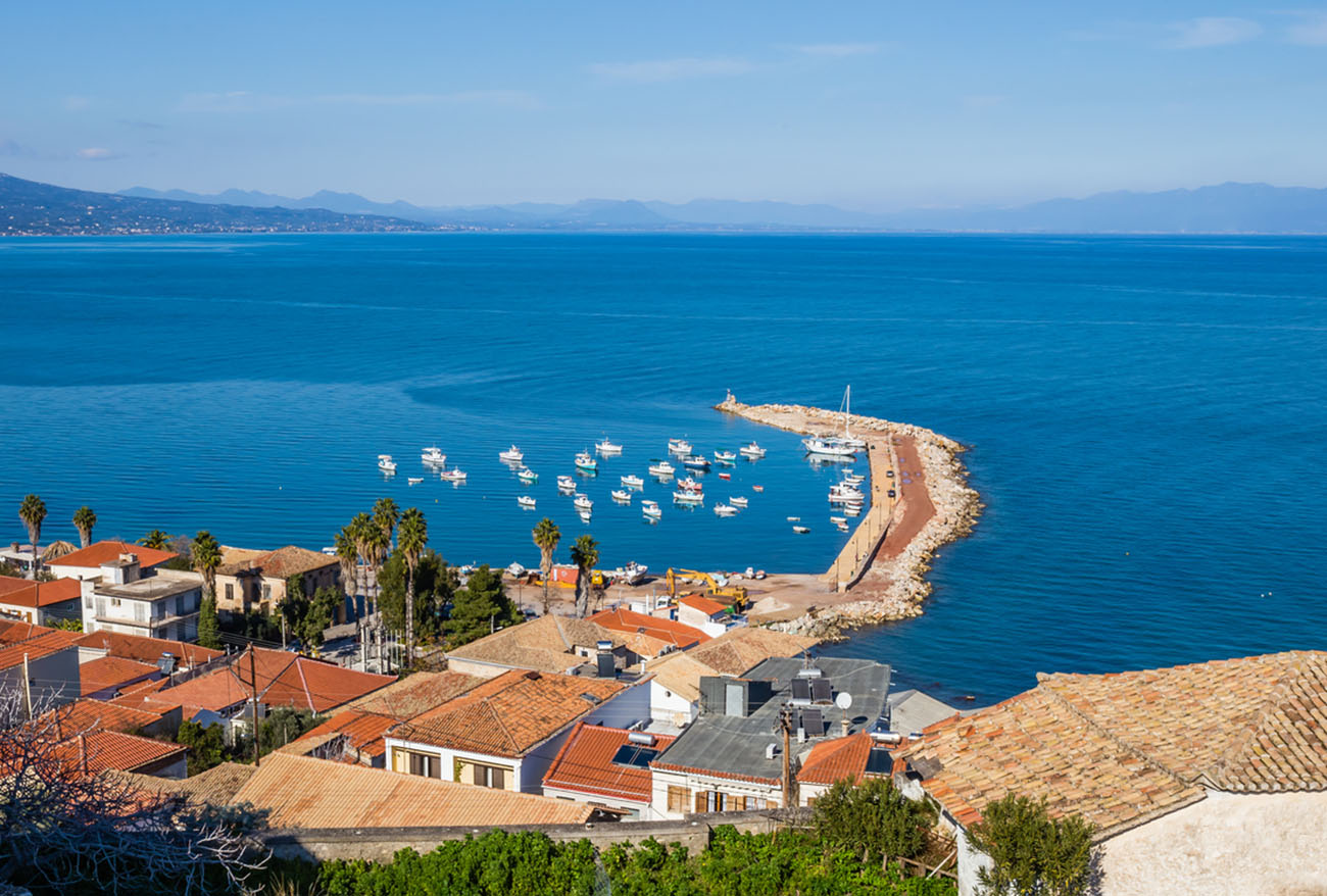 Κορώνη: Η παραθαλάσσια καστροπολιτεία της Ελλάδας με τα γαλαζοπράσινα νερά