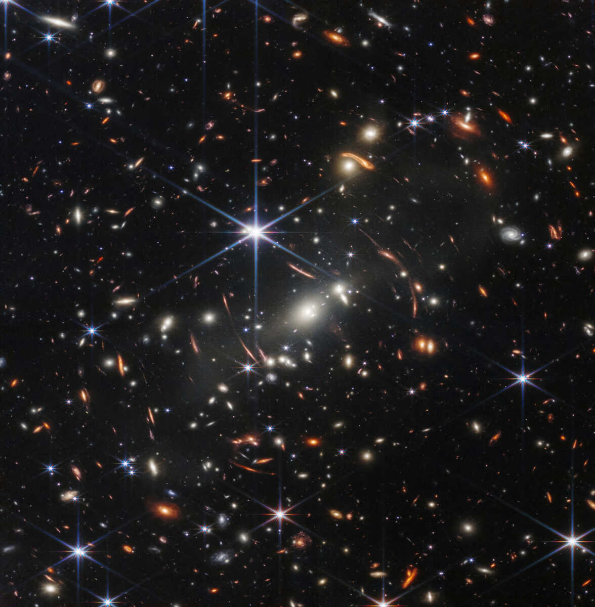 Δέος! Η πρώτη έγχρωμη φωτογραφία από το πανίσχυρο τηλεσκόπιο James Webb - Πως ήταν το σύμπαν πριν 13 δισ. χρόνια