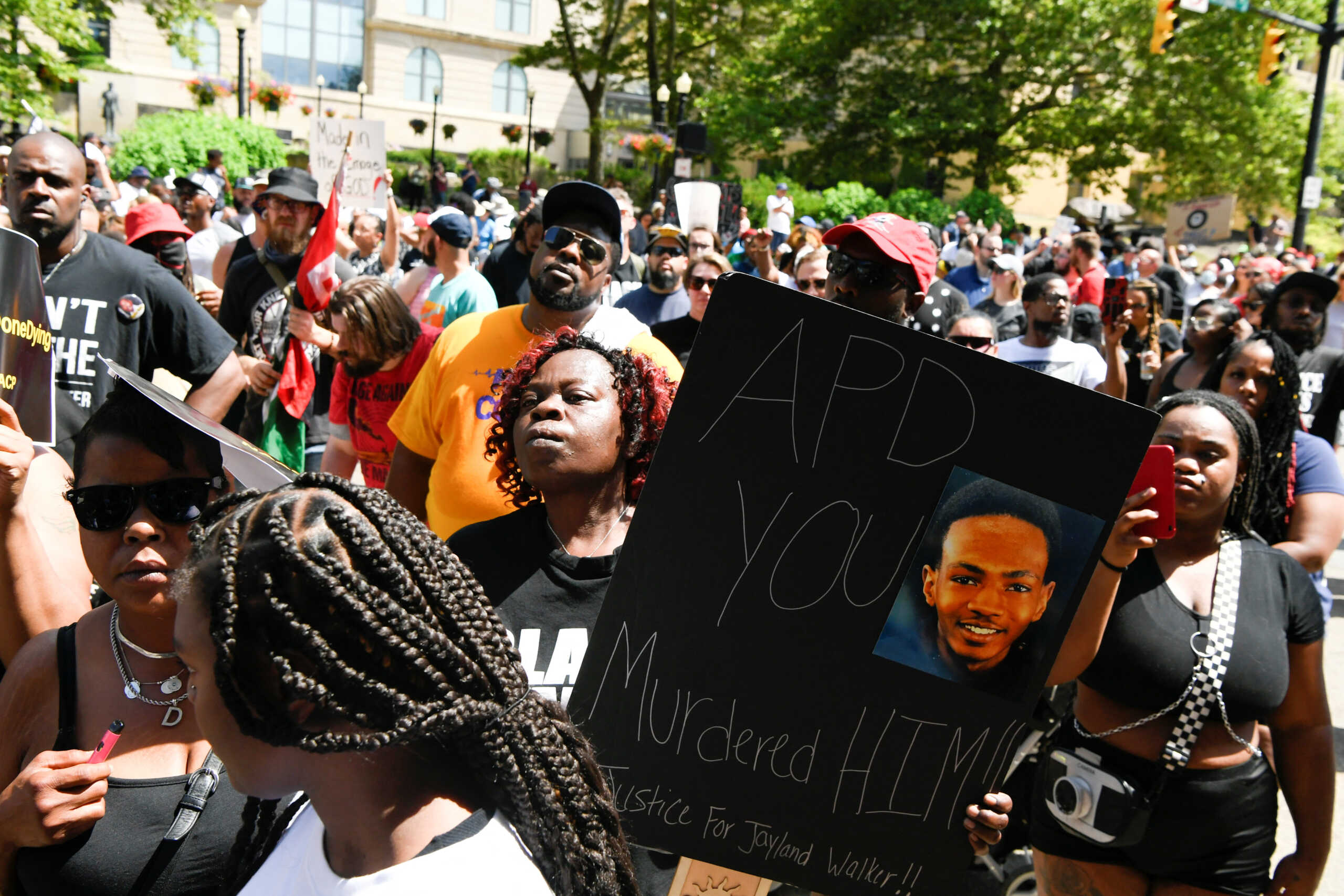 Απαγόρευση κυκλοφορίας στο Άκρον μετά τις ταραχές για τη δολοφονία του Αφροαμερικανού Τζέιλαντ Μπράουν από αστυνομικό