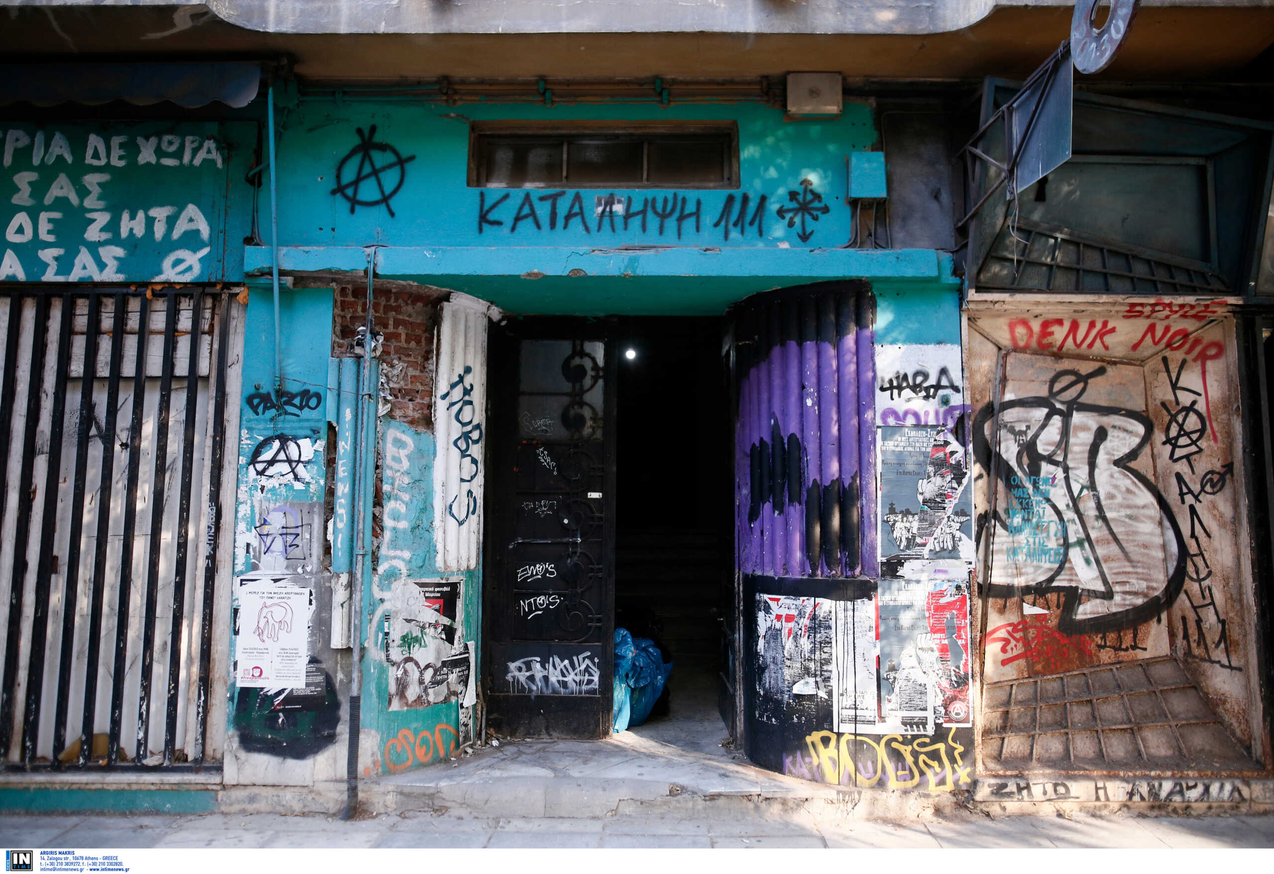 Θεσσαλονίκη: Στυλιάρια, κράνη και ένα αλεξίσφαιρο στην Κατάληψη 111 – Βρέθηκε και μαχαίρι σε διπλανό πάρκο