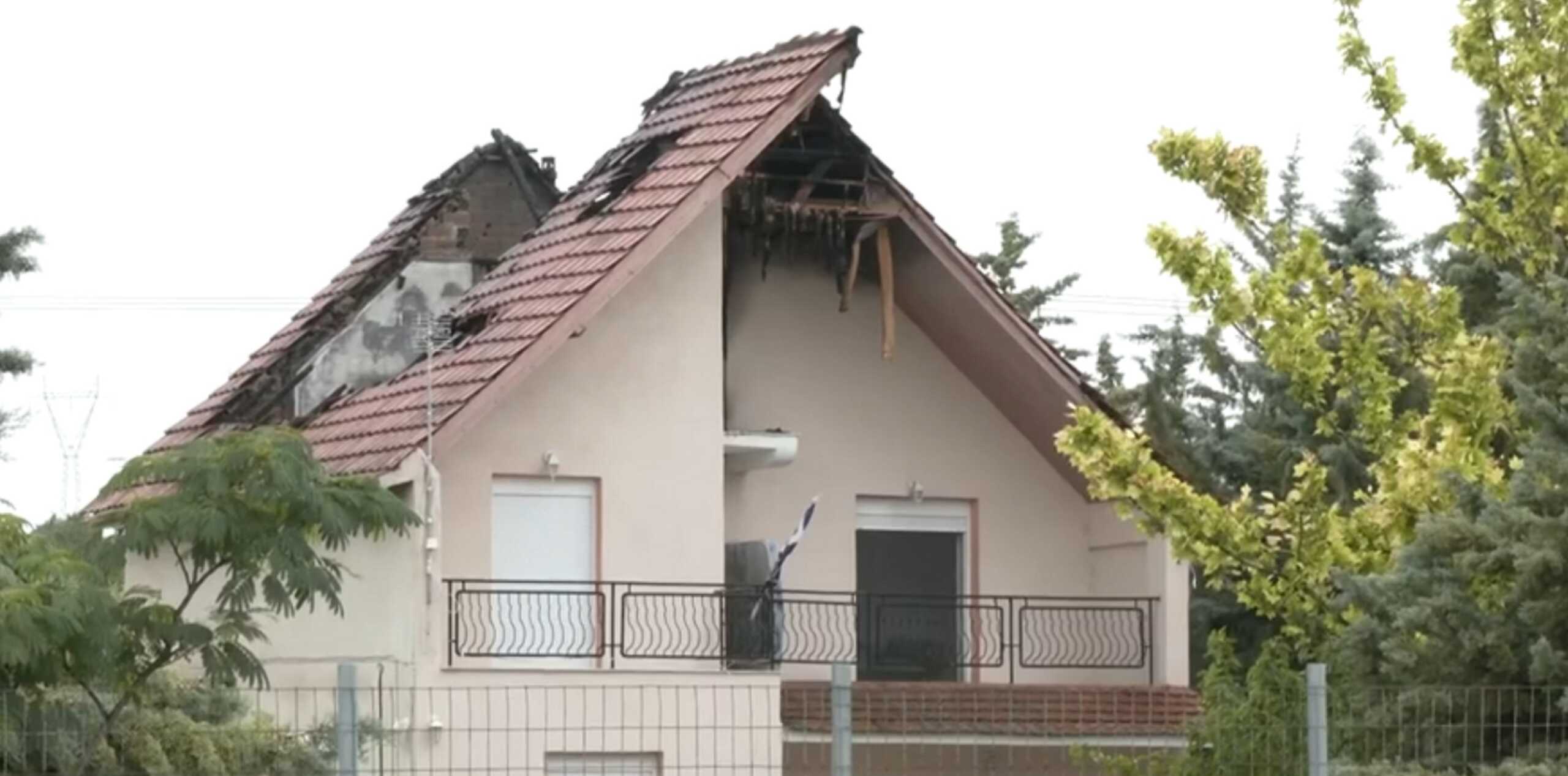 Λάρισα: Κεραυνός διέλυσε αυτή τη στέγη σπιτιού – Τι λέει η οικογένεια για τις σκηνές που εκτυλίχθηκαν