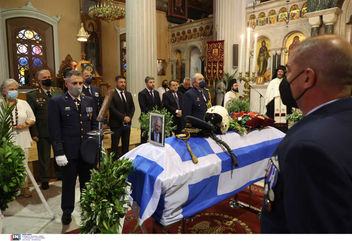 Δημήτρης Αποστολάκης: Συγκίνηση στο τελευταίο «αντίο» για τον πρώην υφυπουργό Εθνικής Άμυνας