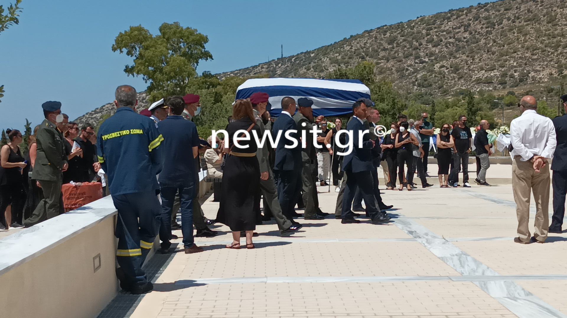 Σάμος – Πτώση ελικοπτέρου: Θρήνος στην κηδεία του Έλληνα πιλότου