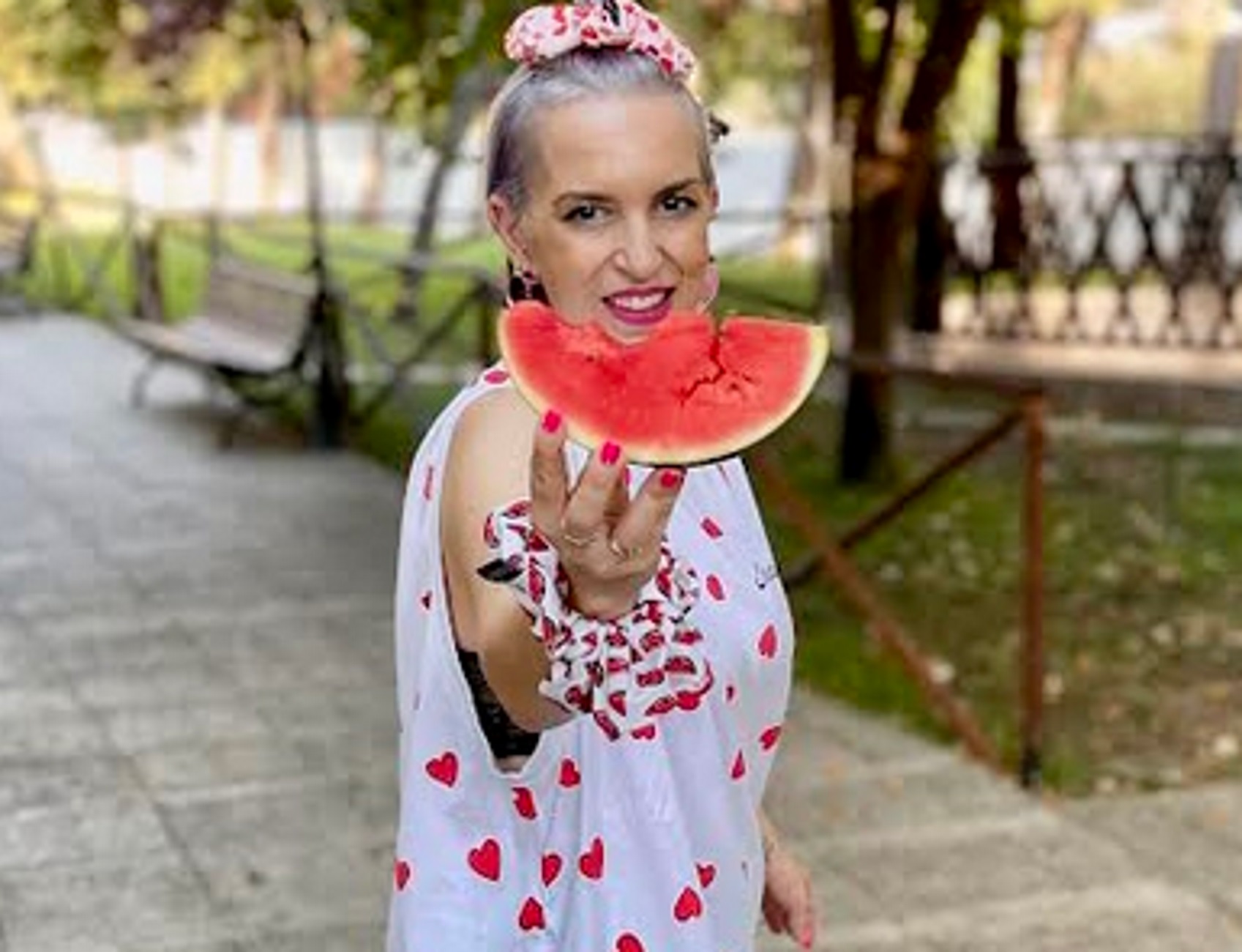 Θεσσαλονίκη: Η νεαρή κομμώτρια έκανε πράξη το μεγάλο της όνειρο και πλέον ποζάρει γεμάτη ευτυχία
