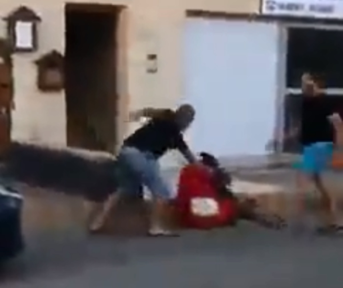 Εξοργιστικό βίντεο από την Κύπρο: Άνδρας κλοτσάει γυναίκα με μωρό στην αγκαλιά της