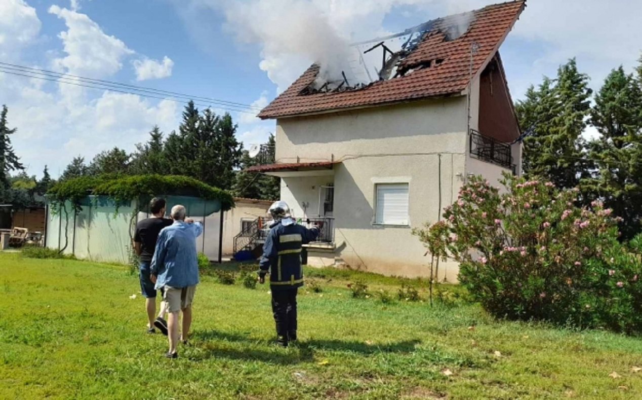 Λάρισα: Κεραυνός χτύπησε κατοικημένο σπίτι – Μεγάλες καταστροφές