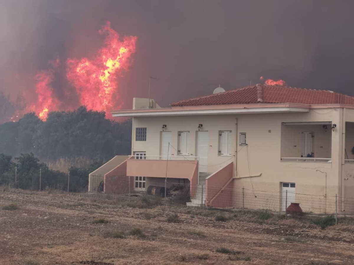 Φωτιά στη Λέσβo- Δραματική η κατάσταση – Επίγειες και εναέριες δυνάμεις στην περιοχή στα Βατερά και σε δασική έκταση στην περιοχή Καστρί