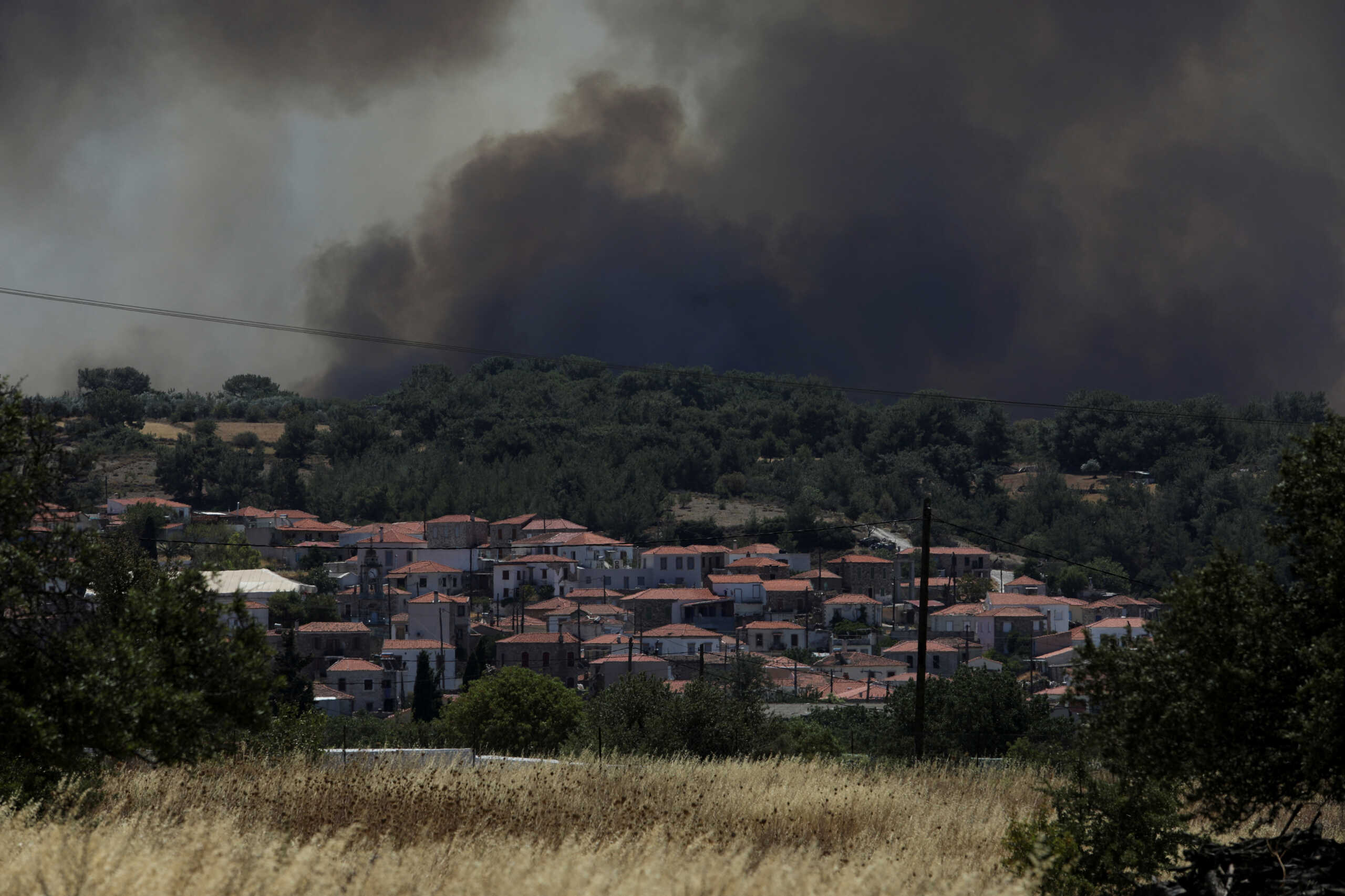 Φωτιά στη Λέσβο: Μεγάλη αναζωπύρωση πάνω από τη Βρίσα