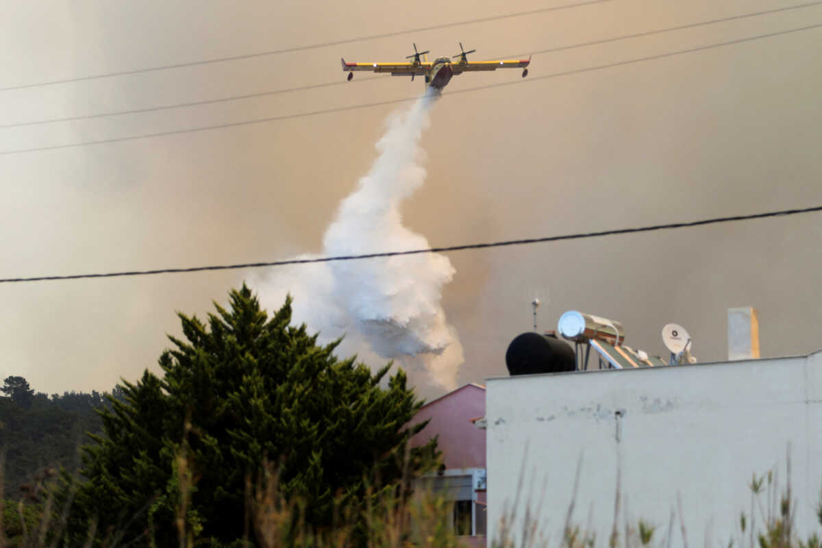 Φωτιά στη Λέσβo- Δραματική η κατάσταση – Επίγειες και εναέριες δυνάμεις στην περιοχή στα Βατερά και σε δασική έκταση στην περιοχή Καστρί