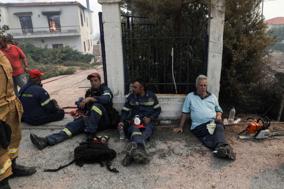 Φωτιά στη Λέσβο: Οι εξοντωμένοι πυροσβέστες και οι πολίτες με κουβάδες – Εικόνες από την καταστροφή