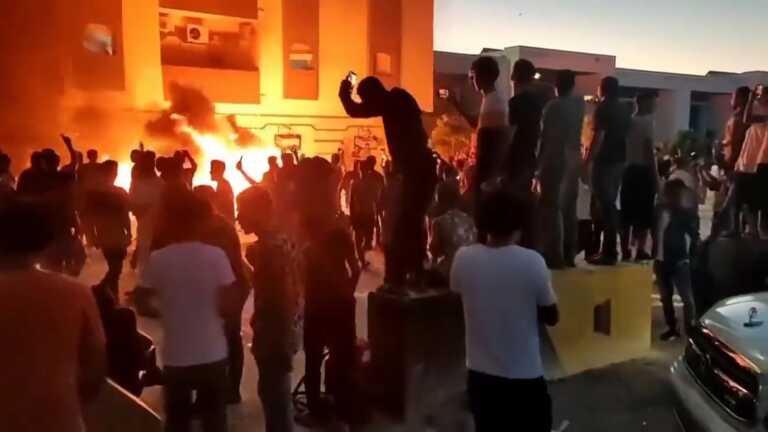 Τεταμένη η κατάσταση στη Λιβύη - Διαδηλωτές εισέβαλαν στο κοινοβούλιο και το λεηλάτησαν