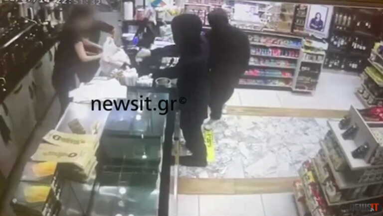 Βίντεο ντοκουμέντο από ληστεία σε κατάστημα στη Θέρμη Θεσσαλονίκης – Τα δευτερόλεπτα του τρόμου
