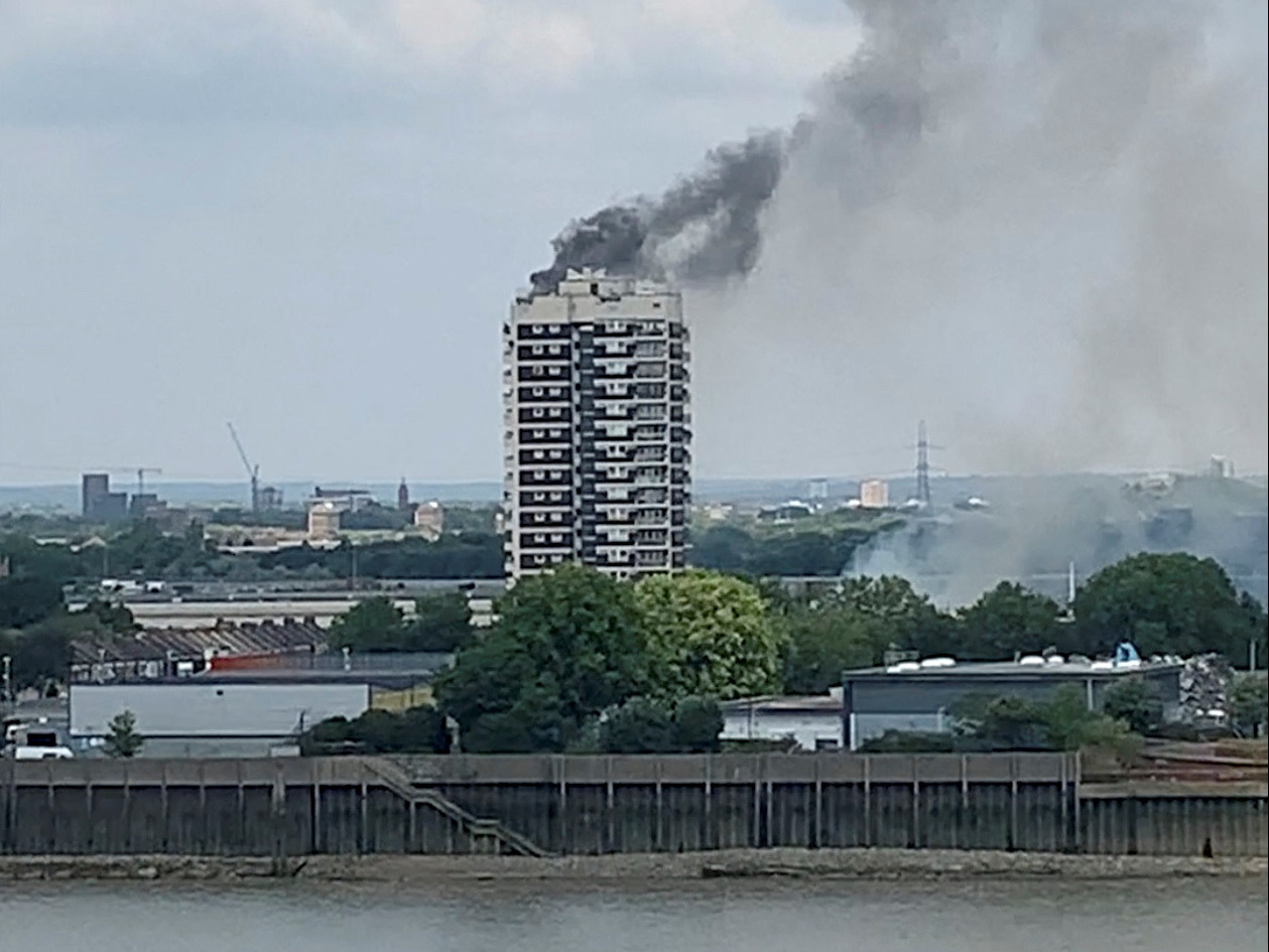 Λονδίνο: Φωτιά στον 17ο όροφο ουρανοξύστη
