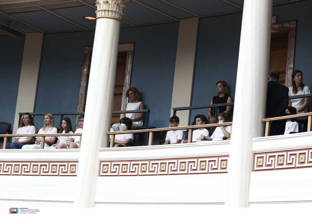 Ευγενία Μανωλίδου: Η εμφάνιση στα λευκά στα θεωρεία της Βουλής μαζί με τους μαθητές της Ελληνικής Αγωγής