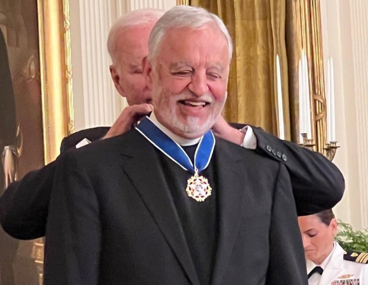 Ο Έλληνας ιερέας Αλέξανδρος Καρλούτσος τιμήθηκε με το Προεδρικό Μετάλλιο Ελευθερίας από τον Τζο Μπάιντεν