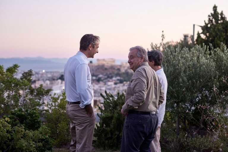 Ο Κυριάκος Μητσοτάκης συναντήθηκε με τον Αντόνιο Γκουτέρες που είναι για διακοπές στην Αθήνα