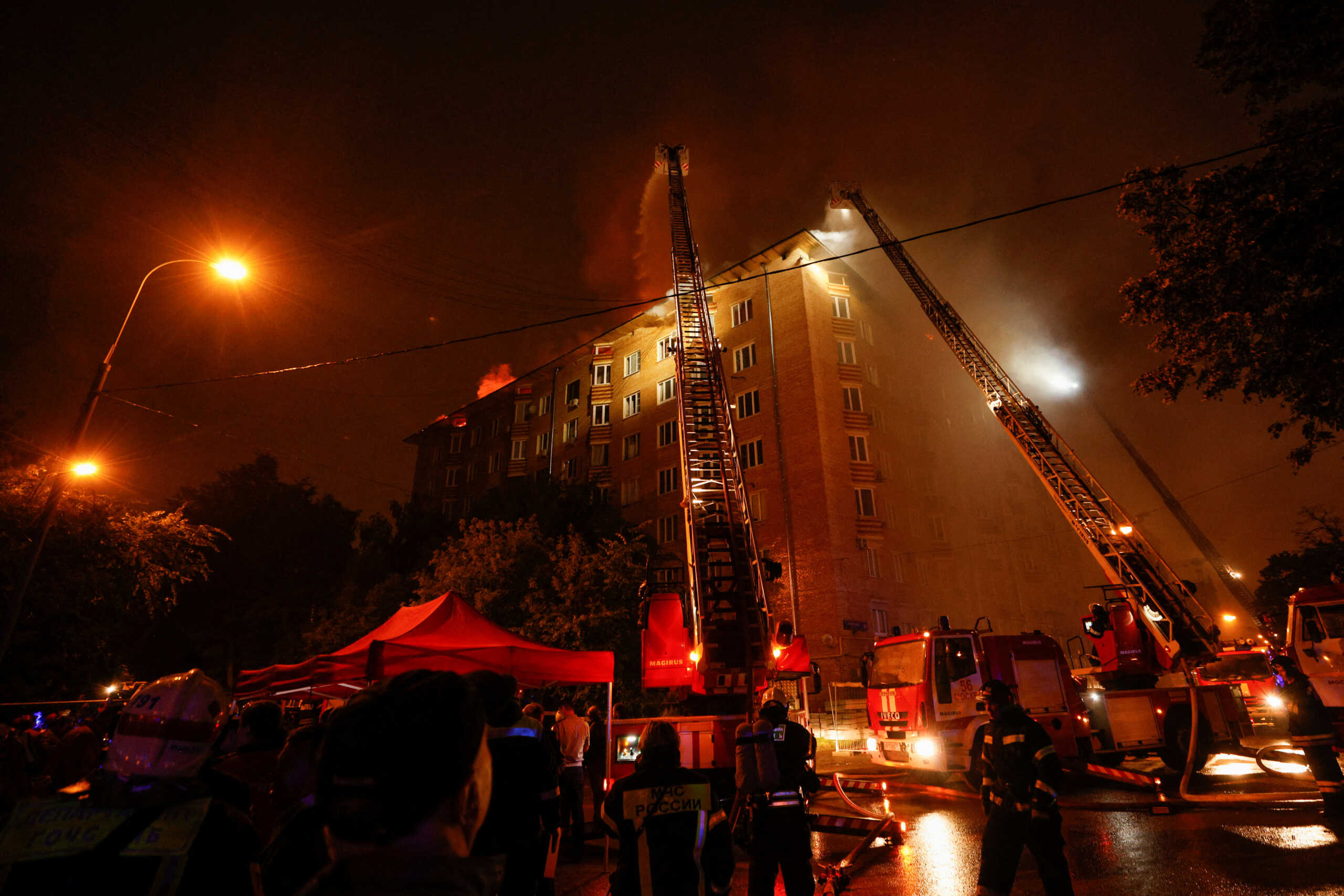 Φωτιά σε πολυκατοικία στη Μόσχα – Απομακρύνθηκαν 400 άνθρωποι
