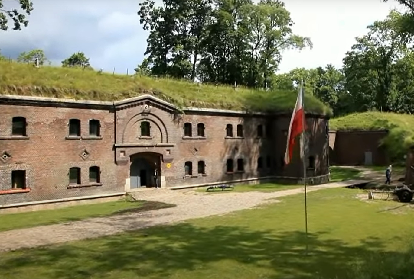 Πολωνία: Μουσείο Πολέμου καλεί τους επισκέπτες του να μην κάνουν έρωτα στους χώρους του