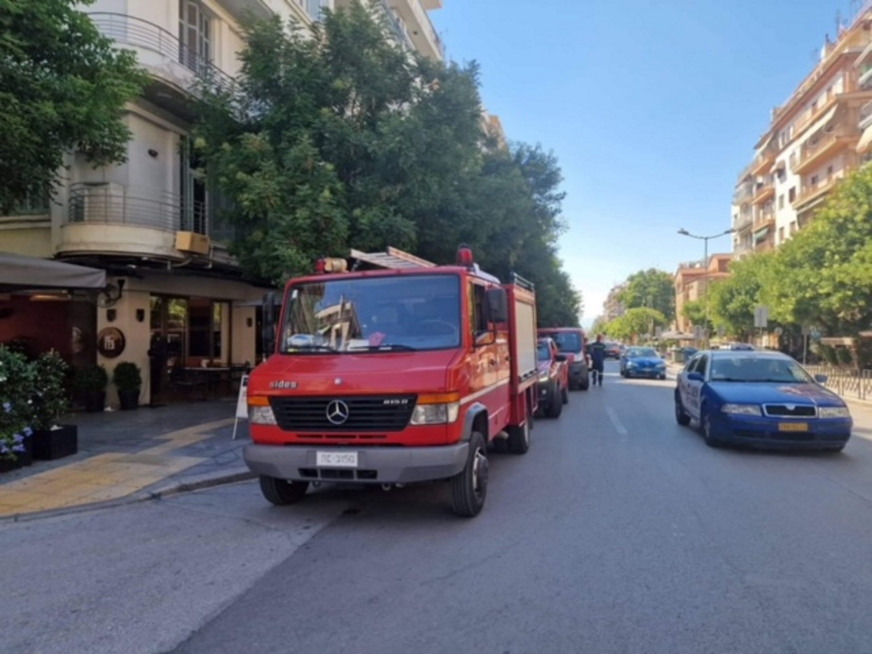 Θεσσαλονίκη: Βγήκε γυμνή στο μπαλκόνι και πετούσε ό,τι έβρισκε μπροστά της