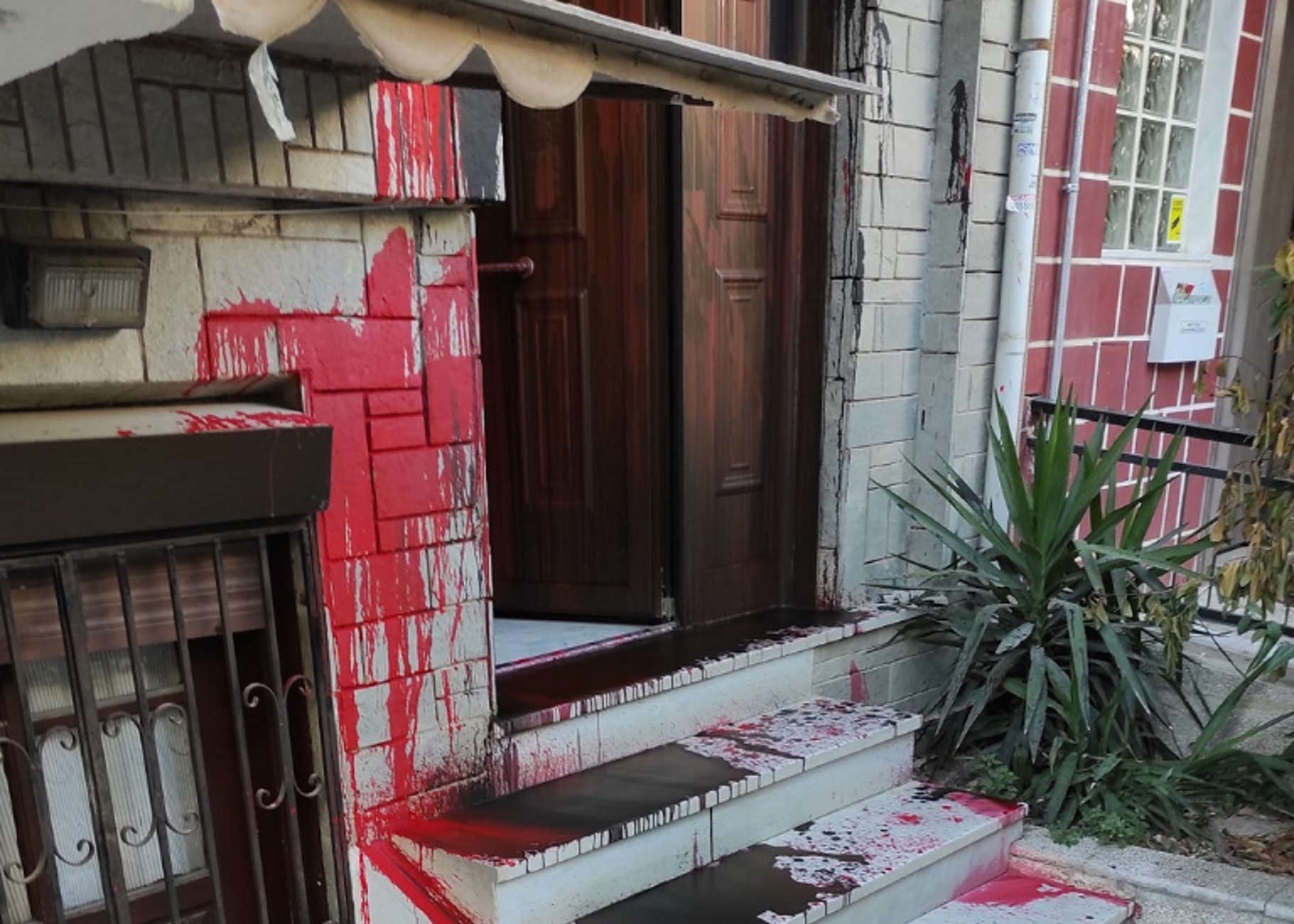 Θεσσαλονίκη: Ο Ζήσης Ιωακείμοβιτς τρόμαξε να γνωρίσει το σπίτι του μετά την επίθεση με μπογιές
