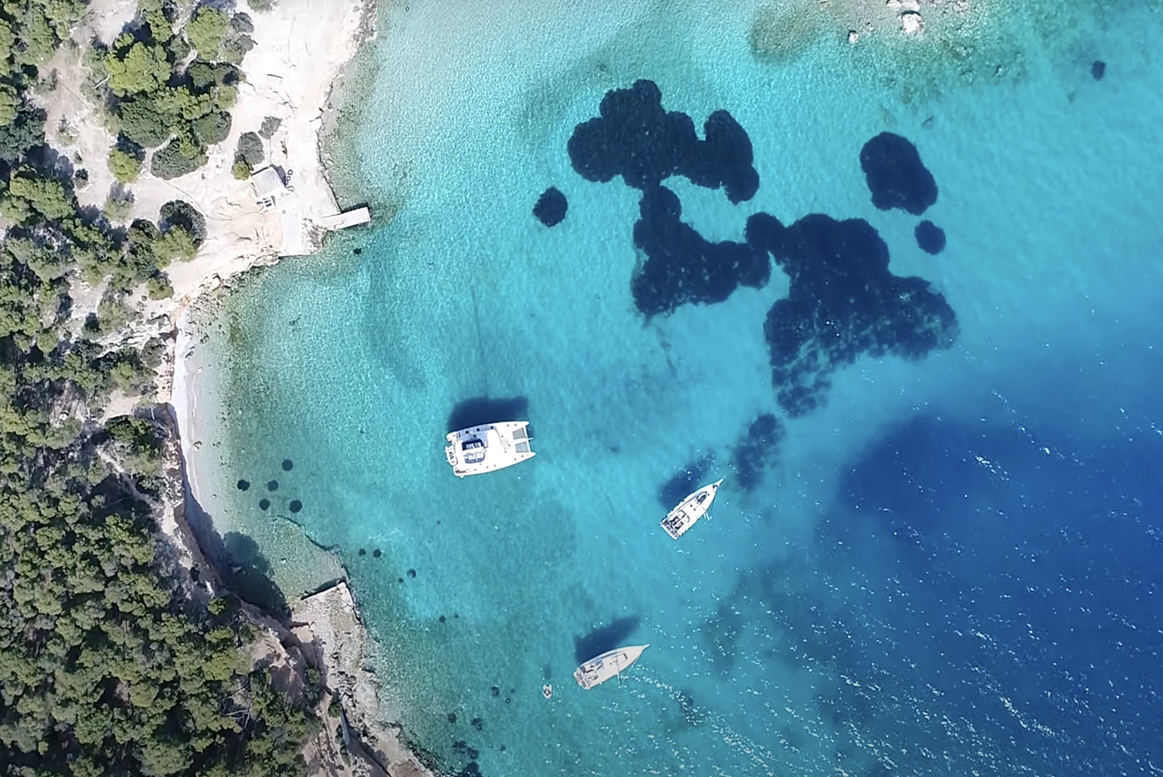 Το νησάκι του Σαρωνικού με το τιρκουάζ «μανιτάρι»