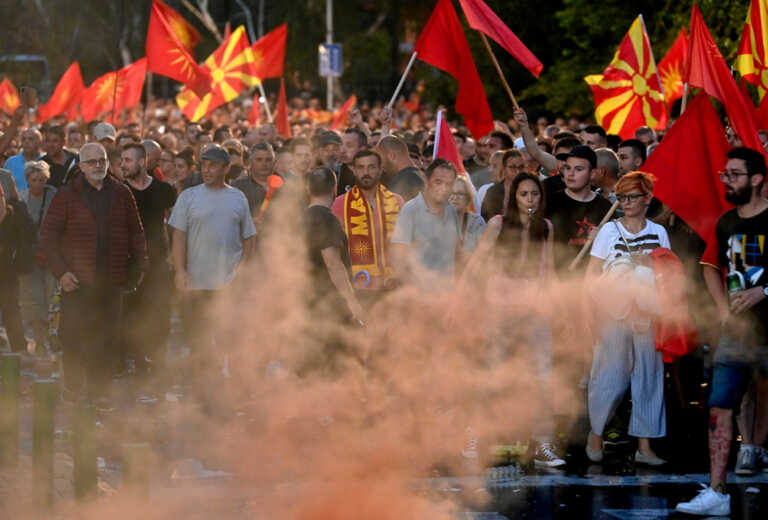 Επεισόδια στα Σκόπια μπροστά από τη Βουλή - Πέτρες, καπνογόνα και συγκρούσεις με την αστυνομία