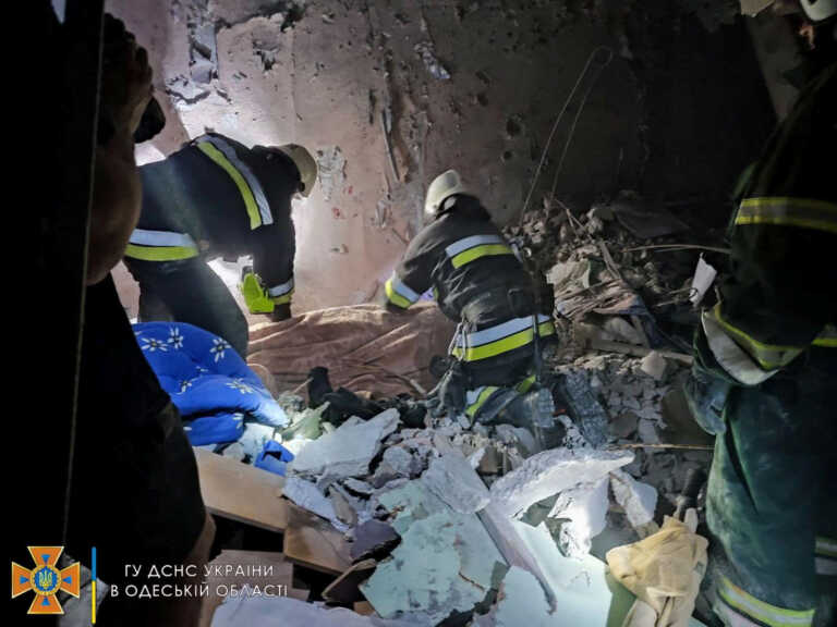 Τουλάχιστον 19 οι νεκροί από τις πυραυλικές επιθέσεις σε πολυκατοικία και θέρετρο στην Οδησσό