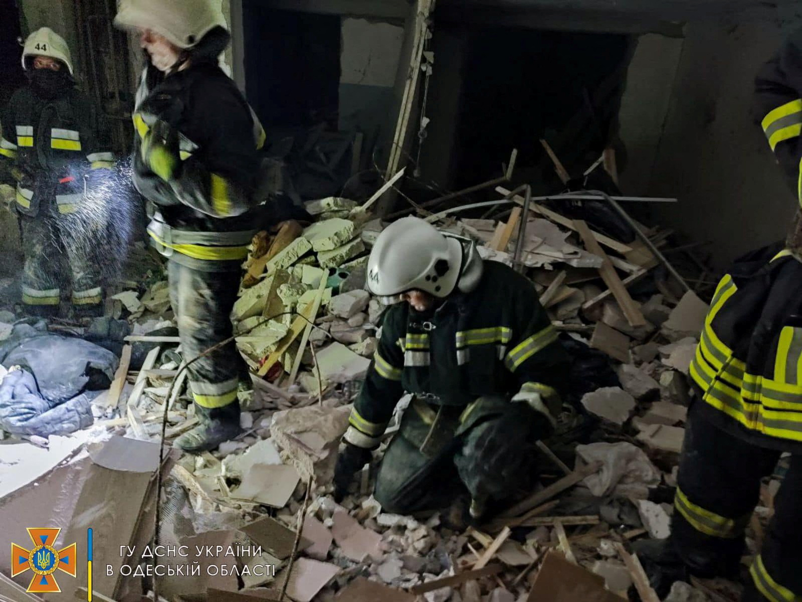 Ουκρανία: Οι πρώτες εικόνες από την πολυκατοικία στην Οδησσό που χτυπήθηκε από πύραυλο – Αυξάνεται ο αριθμός των νεκρών