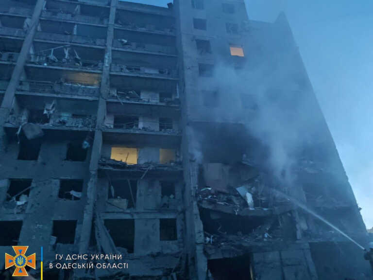 Πύραυλος χτύπησε πολυκατοικία στην Οδησσό - Αναφορές για 14 νεκρούς, ανάμεσά τους και παιδιά