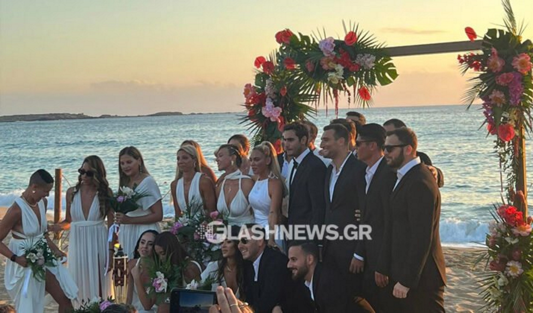 Κόνι Μεταξά και Μάριος Καπότσης ποζάρουν στο υπέροχο ηλιοβασίλεμα των Φαλασάρνων – Οι γαμήλιες φωτογραφίες