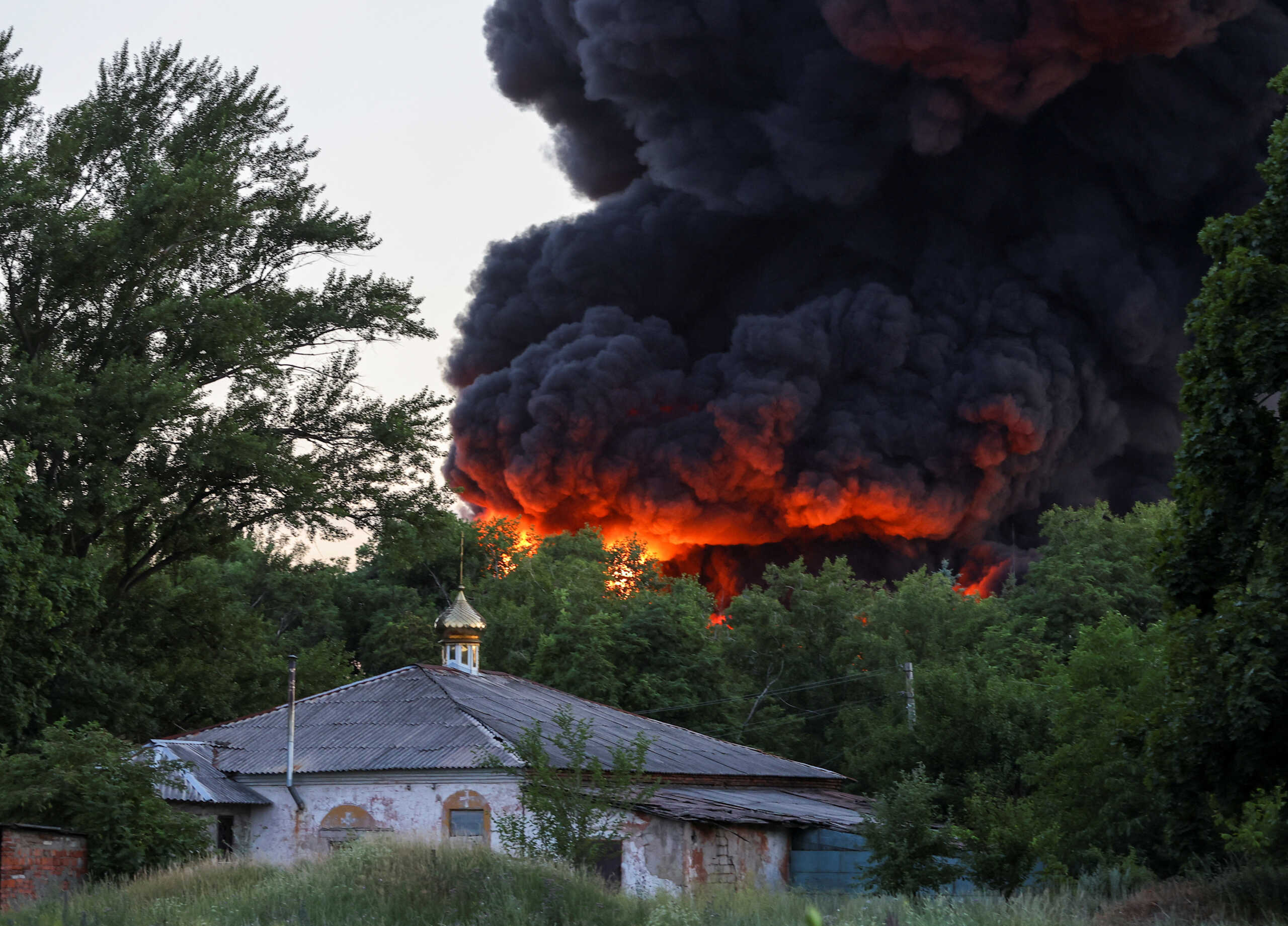 Smoke rises after shelling during Ukraine-Russia conflict in Donetsk, Ukraine July 7, 2022.  REUTERS