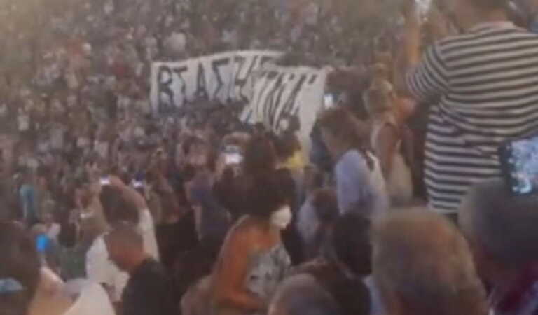 Πανό διαμαρτυρίας κατά του Δημήτρη Λιγνάδη σήκωσαν θεατές στο αρχαίο θέατρο Επιδαύρου - Διαμαρτυρία και επί σκηνής