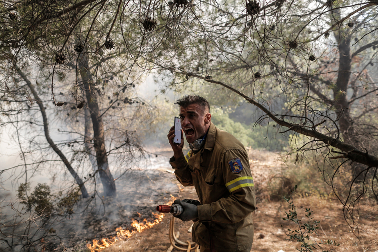 Φωτιά στην Πεντέλη: Μάχη με τις φλόγες σε Διώνη και Δασαμάρι, διάσπαρτες εστίες στο Ντράφι